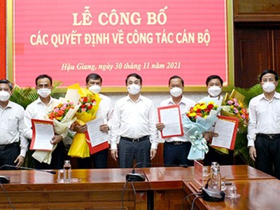 Thường trực Tỉnh ủy Hậu Giang trao quyết định và tặng hoa chúc mừng cán bộ nhận quyết định của Ban Thường vụ Tỉnh ủy. Ảnh: Trường Sơn