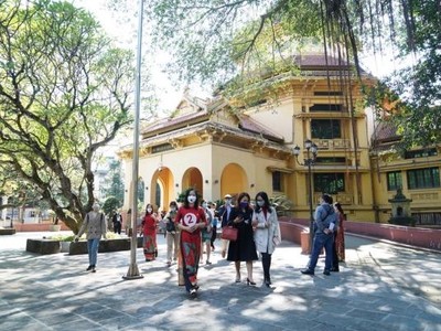 Độc đáo tour bộ hành “Kiến trúc Pháp trong lòng Hà Nội”