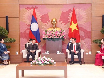 Chủ tịch Quốc hội Vương Đình Huệ tiếp Chủ tịch Quốc hội CHDCND Lào Xaysomphone Phomvihane. (Ảnh: TTXVN) .