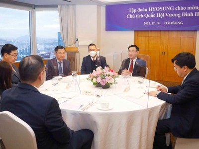 Chủ tịch Quốc hội Vương Đình Huệ tiếp Phó chủ tịch Tập đoàn Hyosung Cho Huyn Sang.(Ảnh: Quochoi.vn)