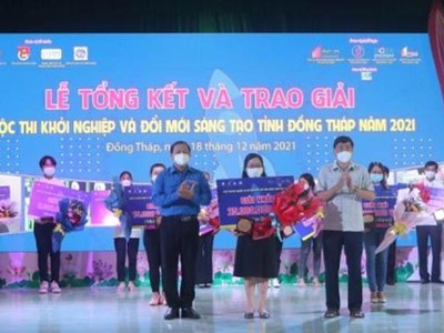 Chủ tịch UBND tỉnh Đồng Tháp Phạm Thiện Nghĩa (bìa phải) trao giải cho Dự án Khởi nghiệp xuất sắc 2021 (ảnh: Báo Đồng Tháp online)