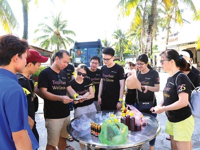 Công ty CP Thương mại Khải Hoàn có 3 sản phẩm nước mắm tiềm năng đạt hạng 5 sao. Trong ảnh: Du khách tham quan tại nhà thùng Phú Quốc Khải Hoàn