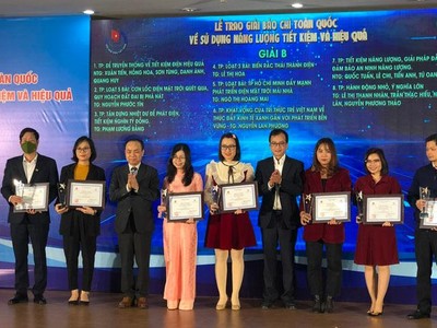 Ban Tổ chức trao giải cho các tác giả, nhóm tác giả đoạt giải B.