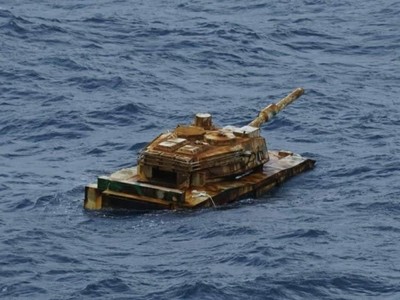Vật thể được cho là xe tăng trôi dạt giữa biển. Ảnh: RT