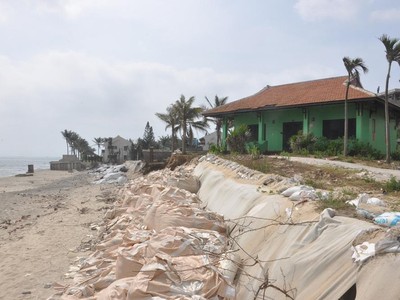 Bãi biển Cửa Đại sạt lở nghiêm trọng.