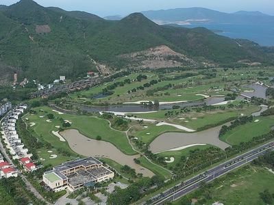 Sân golf bên trong Dự án Khu du lịch và giải trí Sông Lô, xã Phước Đồng, Nha Trang, Khánh Hòa. Ảnh: Nhiệt Băng