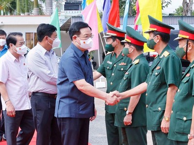 Chủ tịch Quốc hội Vương Đình Huệ hăm, chúc Tết cán bộ, chiến sĩ Tiểu đoàn U Minh II. 