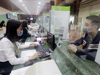 Khách hàng giao dịch tại Hội sở Vietcombank. Ảnh minh họa: Trần Việt/TTXVN