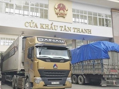 Tiếp nhận xe chở hàng hóa từ 6/3 nhưng Lạng Sơn khuyến cáo các doanh nghiệp cần thực hiện triệt để việc phun khử khuẩn hàng hóa.