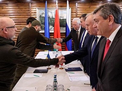 Bộ trưởng Quốc phòng Ukraine Oleksii Reznikov (bìa trái) bắt tay nhà đàm phán Nga trước vòng đàm phán thứ hai giữa hai bên diễn ra tại khu vực Brest của Belarus vào ngày 3/3/2022. Ảnh: AFP