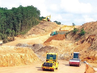 Thi công đường cao tốc Bắc - Nam phía Đông.