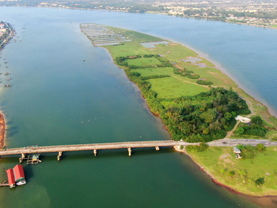 Khu đô thị cao cấp Quán Hàu với tính chất sinh thái tại đảo Cồn Soi nằm giữa dòng sông Nhật Lệ, với điểm nhấn là khối khách sạn, dịch vụ cao 5 tầng, ở vị trí mũi phía Nam của khu quy hoạch. Ảnh: P.V 