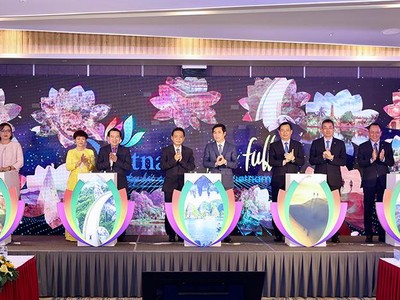 Các đại biểu nhấn nút Phát động mở lại hoạt động du lịch: Việt Nam - Trải nghiệm trọn vẹn.