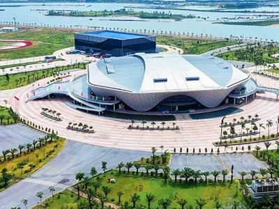 Môn bóng chuyền trong nhà được thi đấu tại Nhà thi đấu đa năng 5.000 chỗ ngồi, phường Đại Yên, thành phố Hạ Long.