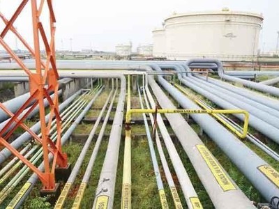 Hệ thống đường dẫn dầu và bồn chứa của nhà máy lọc dầu Essar Oil gần thành phố Jamnagar, Ấn Độ. Ảnh: AFP