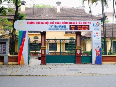 Phía bên ngoài Tổng cục Thể dục Thể thao trang hoàng banner, áp phích và hệ thống đồng hồ đếm ngược tới ngày diễn ra SEA Games 31.