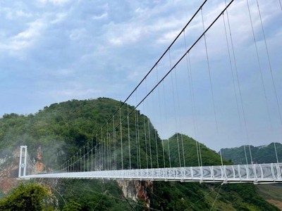 Cầu kính Bạch Long có tổng chiều dài 632m, với phần bắc qua vách núi 290m, trên vách đá 342m.