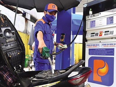 Cách đây ít ngày, liên bộ Tài chính - Công thương đã quyết định điều chỉnh giá xăng dầu trong nước. Ảnh: Đức Thanh