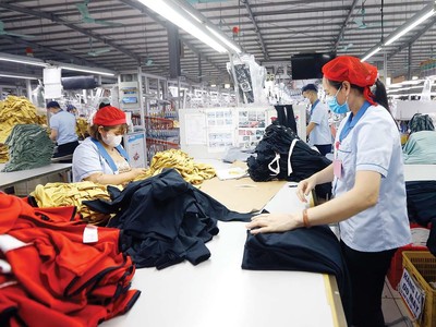 Nhà máy May DHA sản xuất hàng may mặc xuất khẩu sang Mỹ. Ảnh: Đức Thanh