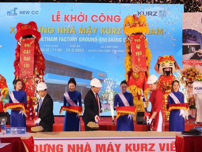 Lãnh đạo tỉnh Bình Định và nhà đầu tư thực hiện nghi thức khởi công dự án đầu tiên trong Khu công nghiệp Becamex VSIP Bình Định