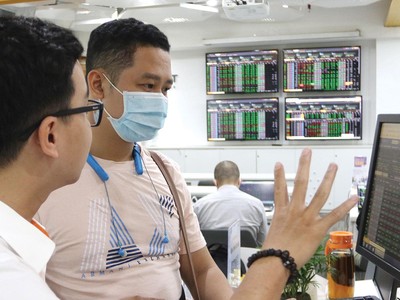 Các nhà đầu tư ngoại đang miệt mài mua vào các cổ phiếu ngân hàng còn room