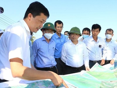 Thứ trưởng Bộ Giao thông Vận tải Nguyễn Duy Lâm và Phó Chủ tịch UBND tỉnh Bình Định Nguyễn Tự Công Hoàng đi kiểm tra thực tế tại một số vị trí triển khai tuyến đường cao tốc Bắc - Nam đi qua tỉnh Bình Định vào ngày 27/4