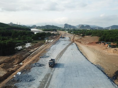 Thi công cao tốc Bắc - Nam đoạn Mai Sơn - Quốc lộ 45.
