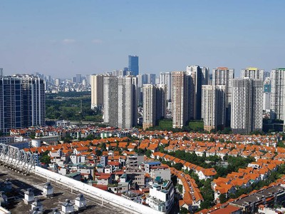 Tín dụng bị siết khiến nhiều nhà đầu tư vay vốn để mua nhà phải bán cắt lỗ.