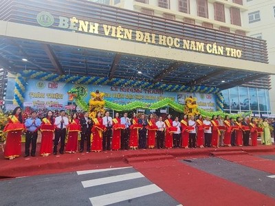 Đại biểu thực hiện nghi thức khánh thành Bệnh viện Đại học Nam Cần Thơ