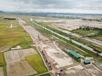 Thi công cao tốc Bắc - Nam đoạn Diễn Châu - Bãi Vọt.