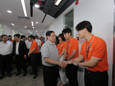Thủ tướng Phạm Minh Chính gặp gỡ, động viên học sinh, sinh viên tại Khu đô thị giáo dục - công nghệ FPT City. 