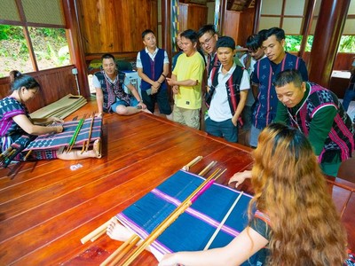 Du khách trải nghiệm văn hoá đồng bào Cơ Tu tại Khu du lịch Cổng Trời Đông Giang