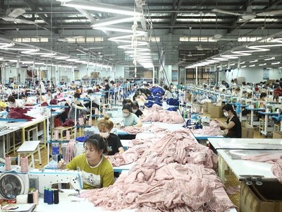 Phân xưởng may của doanh nghiệp trong khu công nghiệp ở TP. Bảo Lộc. Ảnh: N.T