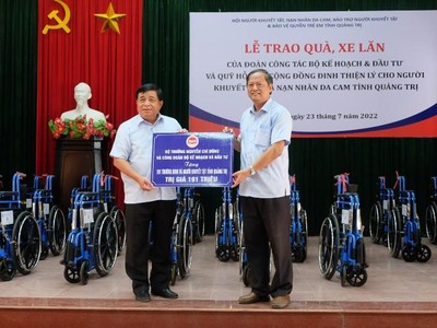 Bộ trưởng Nguyễn Chí Dũng trao biểu trưng phần quà trị giá 191 triệu đồng cho Hội người khuyết tật tỉnh Quảng Trị