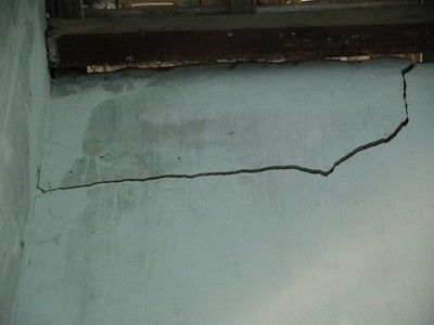 Người dân xã Tam Quang (Núi Thành, Quảng Nam) phản ánh, nhà cửa bị nứt toác do thi công Dự án sửa chữa, nâng cấp khu neo đậu tránh trú bão tàu cá An Hòa. Ảnh: Thanh Chung