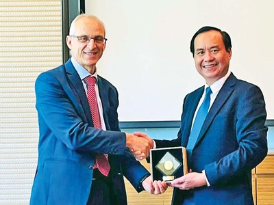 Ông Võ Văn Hưng, Chủ tịch UBND tỉnh Quảng Trị (bên phải) trong cuộc làm việc với ông Alessandro Gelmetti, Giám đốc điều hành Eni Việt Nam