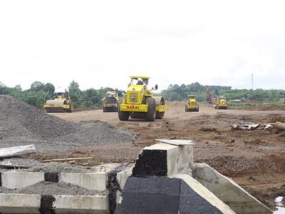 Nhà thầu thi công tuyến cao tốc Dầu Giây - Phan Thiết đang lao đao vì giá vật liệu tăng quá cao. Ảnh: Lê Toàn