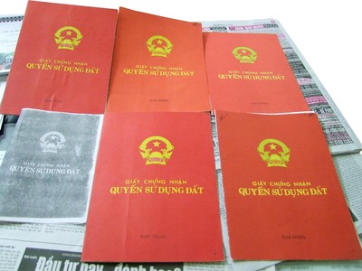 Việc cấp sổ hồng tại các chung cư bị chậm là do vướng mắc trong xác định tiền sử dụng đất. Ảnh: Dũng Minh