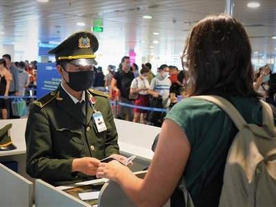 Soi chiếu an ninh hàng không tại sân bay Tân Sơn Nhất.