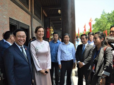 Chủ tịch Quốc hội Vương Đình Huệ, Tổng giám đốc UNESCO Audrey Azoulay cùng các đại biểu tại Lễ kỷ niệm 50 năm Công ước UNESCO 