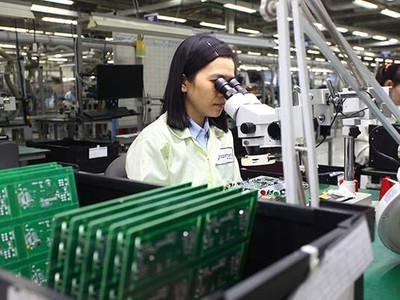 Sản xuất linh kiện điện tử tại một công ty có vốn đầu tư nước ngoài ở Bình Dương - Ảnh: Lê Toàn