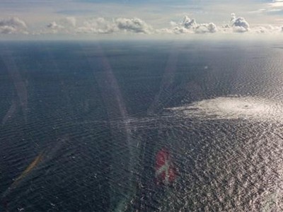 Bong bóng khí rò rỉ từ đường ống Nord Stream 2 nổi lên bề mặt biển Baltic. (Nguồn: BQP Đan Mạch)