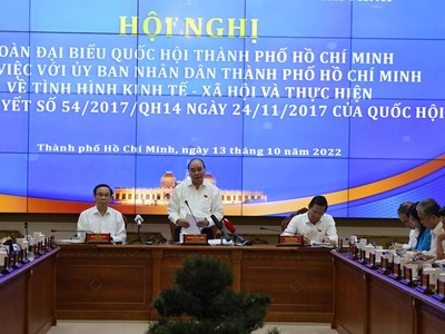 Chủ tịch nước Nguyễn Xuân Phúc trao đổi tại buổi làm việc. Ảnh: TTBC