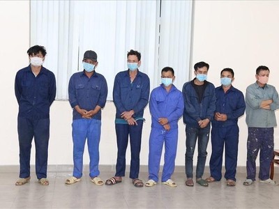 Các đối tượng buôn lậu làm xăng giả.