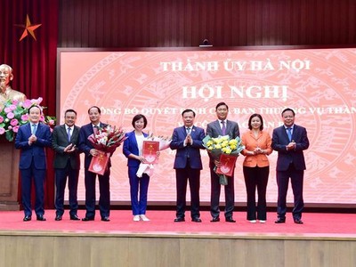 Thường trực Thành ủy Hà Nội tặng hoa chúc mừng ba đồng chí nhận nhiệm vụ mới. (Ảnh: Thanh Hải) 