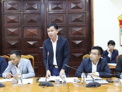 Đại diện Liên danh nhà thầu MC-HDEC-CC1 báo cáo tình hình triển khai Dự án Nhà máy Nhiệt điện Quảng Trạch 1. Nguồn: quangbinh.gov.vn