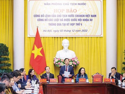 Phó chủ nhiệm Văn phòng Chủ tịch nước Phạm Thanh Hà công bố lệnh của Chủ tịch nước công bố các luật đã được Kỳ họp thứ tư, Quốc hội khóa XV thông qua