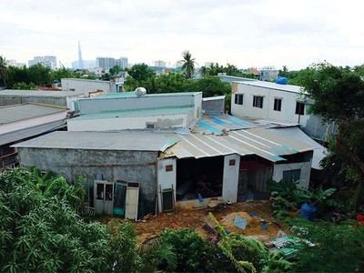 Đất nông nghiệp xen kẹt đô thị, lại bị quy hoạch “treo” xây dựng ga Bình Triệu 20 năm, nên nhà cửa của người dân ở phường Hiệp Bình Chánh (TP.HCM) tạm bợ, xuống cấp nghiêm trọng