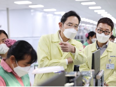 SamSung hiện là nhà đầu tư nước ngoài lớn nhất tại Việt Nam hiện nay - Trong ảnh là Chủ tịch Tập đoàn Samsung Jay Y. Lee đang đi thăm nhà máy của Samsung Việt Nam, nhân chuyến viếng thăm Việt Nam cách đây ít ngày