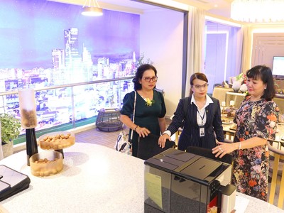 Khách hàng đi tham quan căn hộ mẫu tại một dự án ở TP.HCM